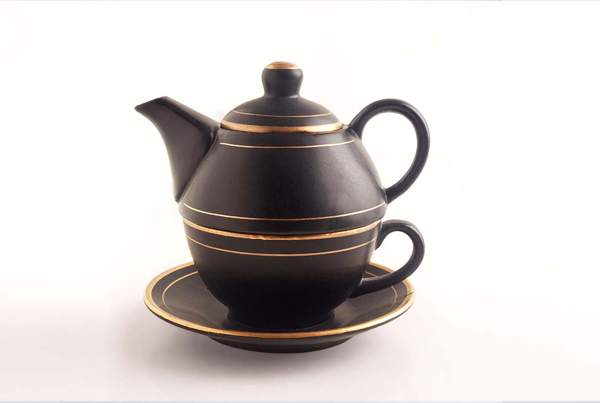 https://taooftea.com/wp-content/uploads/2020/12/one-cup-teapot-black-with-gold-trim-sl-1.jpg